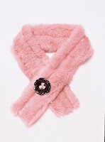 Schal aus rosanem Fell mit einem großen Knopf
