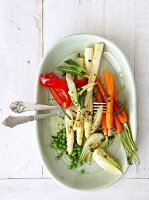 Ovaler Teller mit mariniertem Salbei -Gemüse