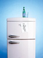 Kühlschrank mit Diät-Zettel, Erfolg Mineralwasser auf dem Schrank