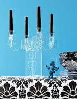 Transparenter Kerzenleuchter aus Acrylglas mit schwarzen Kerzen