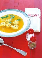 Suppenteller mit Rinder-Tomaten Brühe und Ricotta-Tortellini