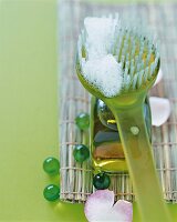 Kosmetikstill für das Stress-Weg-Bad Bürste mit Schaum, grün