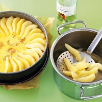 Zubereitung einer Birnen-Cremetorte mit Crème fraiche + Marzipan, Step 3