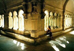 Provence: die Abtei Montmajour in Fontvieille, Arkaden und eine Frau