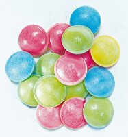 Bonbons: bunte Dragées in Rosa, Grün und Blau, Haufen, Freisteller