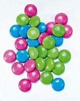 Bonbons: bunte Dragées in Rot, Grün und Blau, Haufen, Freisteller