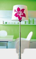 Stehlampe mit weißem Schirm und pinker Hibiskusblüte aus Samt