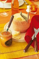 Käse Tête de Moine aus der Schweiz mit Girolle, gelb