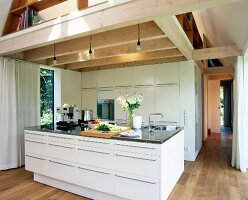 Wohn- und Essbereich mit Küchenblock und Einbauschrank in weiß