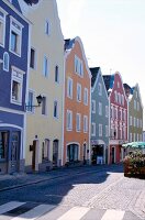 Passau: Blick in eine Straße, bunte Häuser.