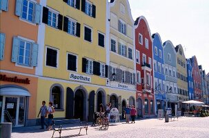 Passau: Blick auf mehrere bunte Häuser, Marktplatz.