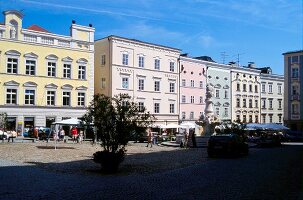 Passau: Blick über Marktplatz auf bunte Häuser.