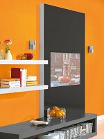 Medienwand in Schwarz und Regale von der Seite, Wand orange