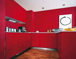 Funktionale Einbauküche in Rot 