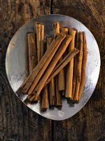 A plate of cinnamon sticks (seen from above)