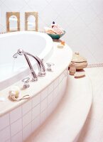 Luxus-Bedewanne im Bad in Beige und Weiß, Nahaufnahme