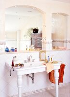 Waschbecken auf Säulen + Spiegel im Luxus-Bad in Beige und Weiß