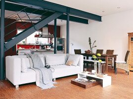 Wohnzimmer in Weiß, Stahlträger, Stahlsäulen, Holzelemente, Treppe