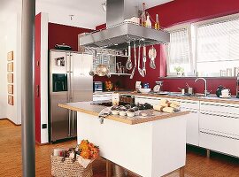 Moderne Küche in Rot-Weiß, Herd in der Mitte, Möbelfront weiß