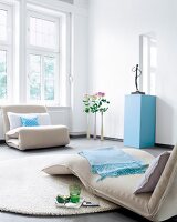 Wohnzimmer in Weiß, Farbakzente in Blau, Sideboard mobil in Wandöffnung
