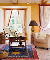 Wohnzimmer im Ethno Look: Teppich au s Marokko, Sofatisch aus Teakholz