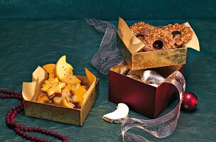 Stars, brittle wreaths shaped mascarpone and hazelnut monde cookies in boxes