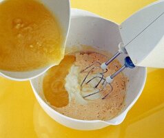 Eigelb, Puderzucker, Joghurt und Ananaspüree mit Mixer rühren, Step 4