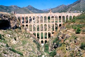Almeria: historischer Brückenkanal zwischen Felsen bei Nerja