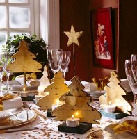 Gedeckter Tisch, dekoriert mit golde nen Sternen und Weihnachtsbäumen