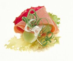 Brotschnittchen mit Salat, Wurst, Honigmelonenkugeln und Porreelocken