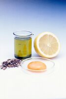 Zutaten für Klettenwurzelkur für Haarspitzen - Zitrone, Öl, Eigelb