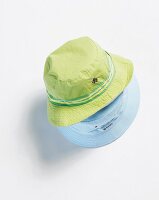 grüner und blauer Hut 
