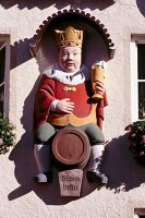 Zunftschild einer Brauerei in Bayern , König sitzt auf einem Bierfaß