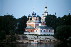 Blick auf eine rosane, russischorthodoxe Kirche in Russland