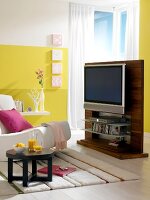 Fernsehzimmer, Wand gelb-grün, Paneelwand mit Bildschirm drehbar