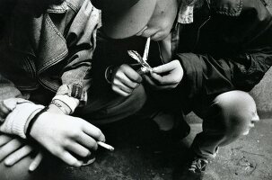 Jugendliche rauchen und nehmen Drogen, hocken, nah, s/w Foto