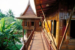 Traditionelles, asiatisches Holzhaus auf Pfählen in Thailand