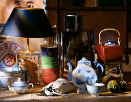 Asiatische Teeschalen, Teekannen, kleine Stehlampe, Bastmatte
