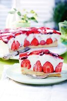 Erdbeer-Sahne-Torte mit Minze Saftige Schmeichelei "DW"