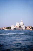 Punta della Dogana in Venedig, Aufnahme von Weitem, Italien, blau