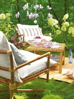 Gartenplatz mit 2 Sesseln aus Bambus Rattantisch und Bambusteppich