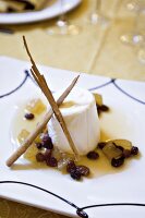 Mousse di Ricotta in Salsa al Marsala con pere cotte e uva passa