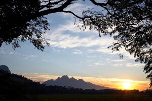 Südafrika, Umgebung von Franschhoek, Berglandschaft bei Sonnenuntergang