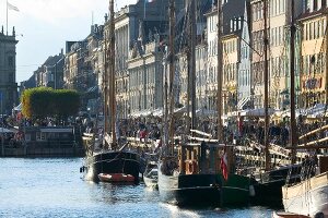 Nyhavn in Kopenhagen, Menschenmassen auf dem Bürgersteig.