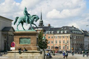 Statue von Frederik VII.  auf dem Platz v. Schloß Christiansborg.