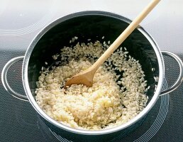 Risotto, Step2, Reis in Topf mit Zwiebeln geben, braten, rühren