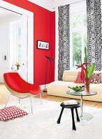 Wohnzimmer in Knallrot + Weiß, Sessel, einz. Elemente in Schwarz