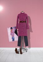 Strickkleid in pink, Knielang mit Gürtel und Schuhen