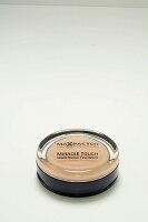 "Miracle Touch" von Max Faktor in Box, geschlossen, rund, beige