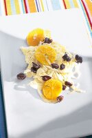 Orangen-Fenchel-Salat mit schwarzen Oliven und Zitronensaft auf Teller